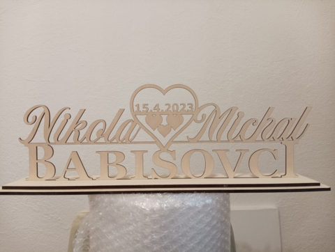 Drevený stojan s menami na svadobný stôl