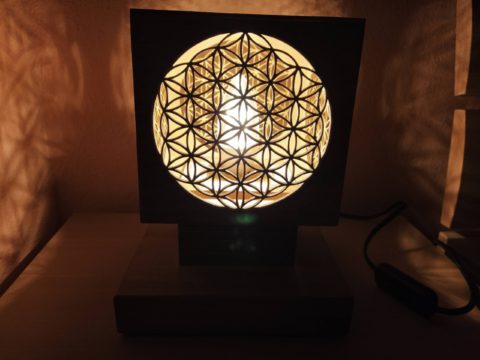 Drevená lampa Kvet života