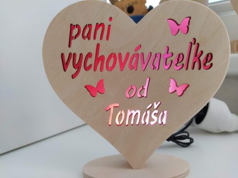 Drevené svietiace srdiečko pre pani vychovávateľku