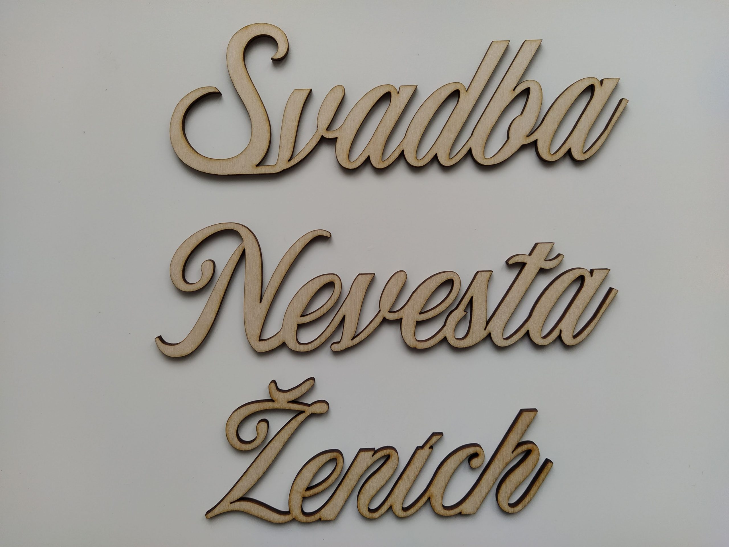 Drevené nápisy "Nevesta" , "Ženích" a "Svadba" Drevené nápisy "Nevesta" , "Ženích" a "Svadba"