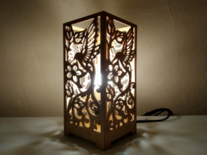 Drevená stolná lampa