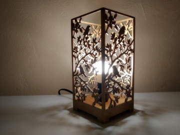 Drevená stolná lampa